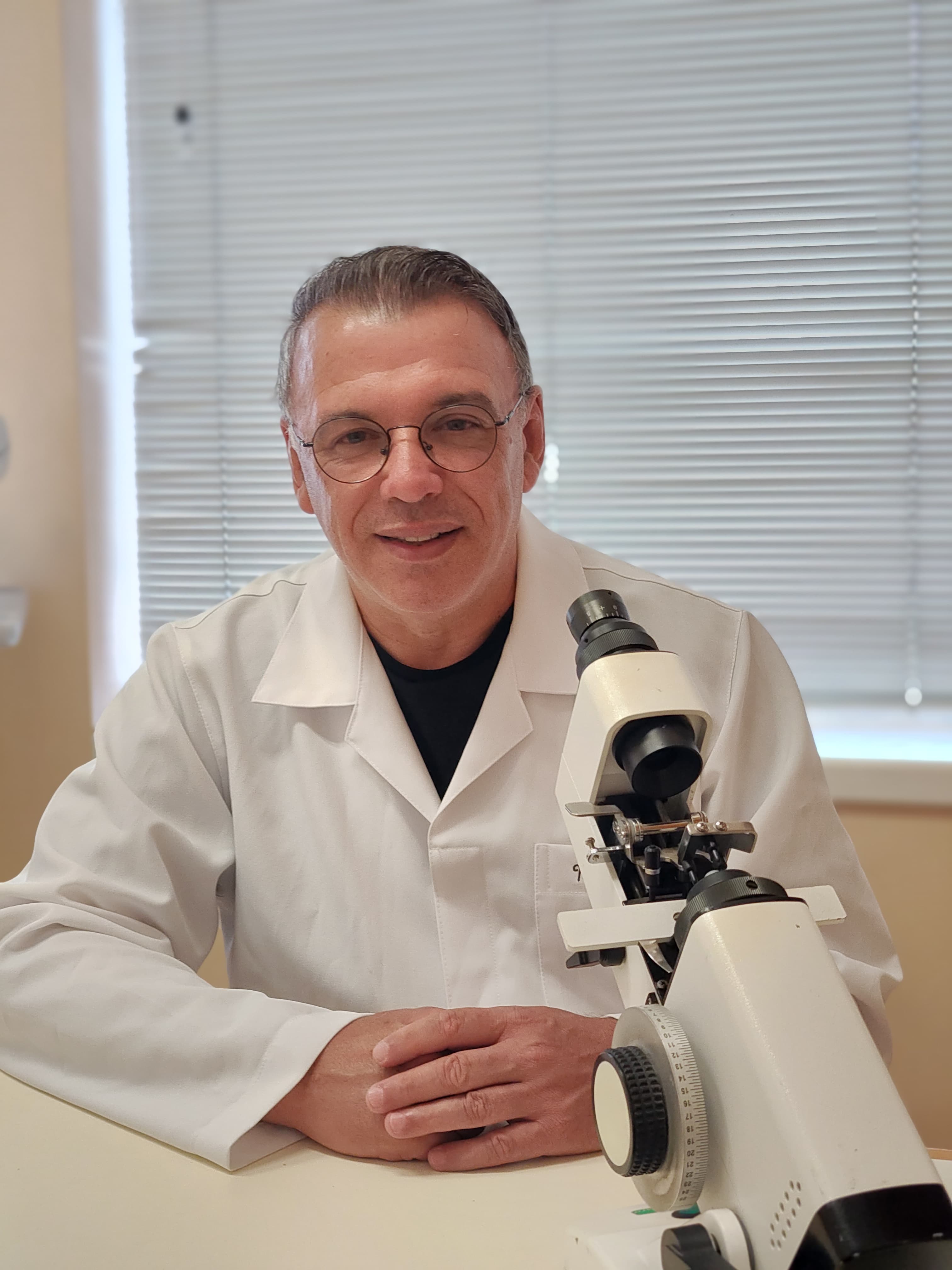 Foto do Optometrista Nilson Cardoso, em seu consultório em Caxias do Sul/RS.